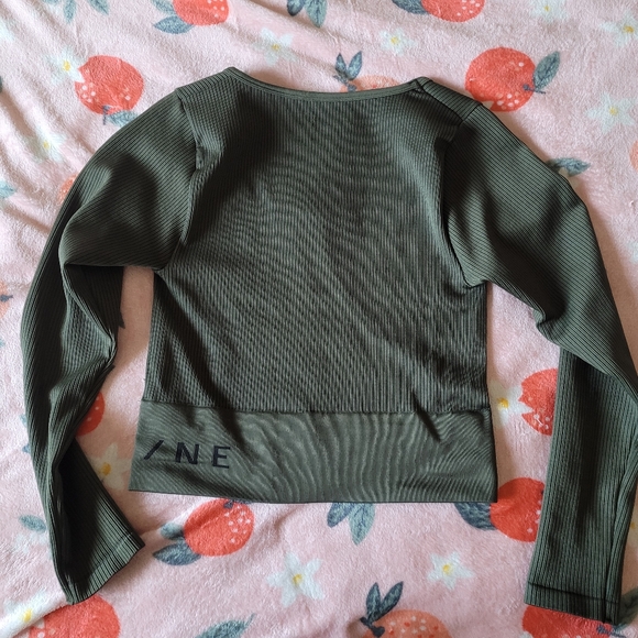 AERIE offline ribbed seamless olive green cropped long sleeve workout top XL - Picture 2 of 3